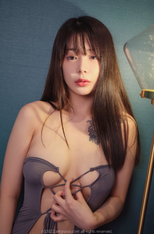 什么都没有穿的美女